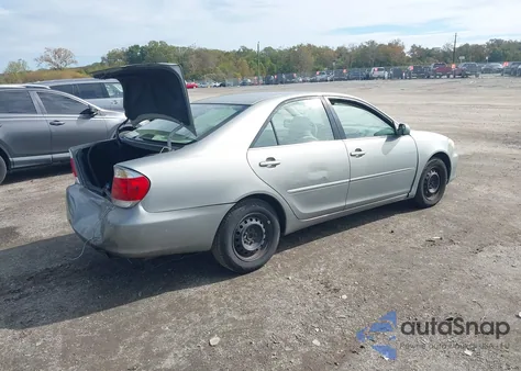 2005 Toyota Camry Le z USA, uszkodzony, nr VIN 4T1BE32K85U980938